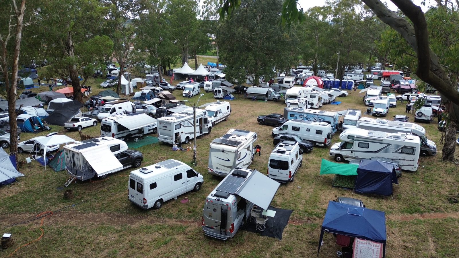 https://www.expomotorhome.com/assets/userfiles/archives/Camping da Expo: motorhomes, trailers e barracas entre as árvores, em Pinhais (PR)