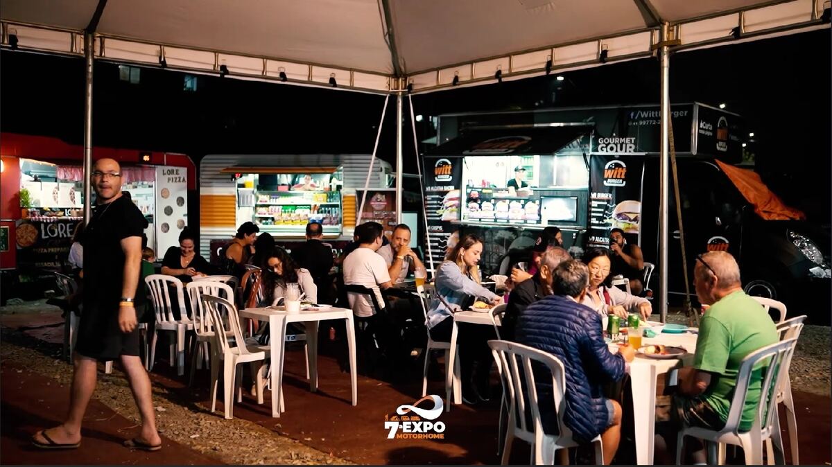Praça de alimentação à noite