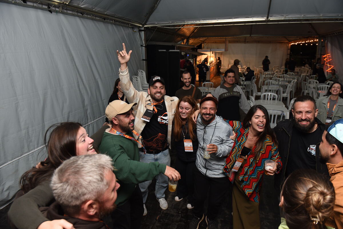 Amigos confraternizando no camping