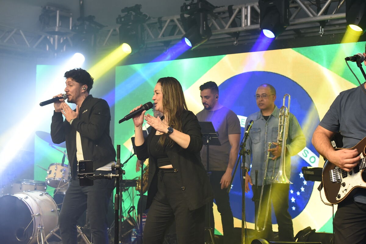 Show ao vivo no palco do camping